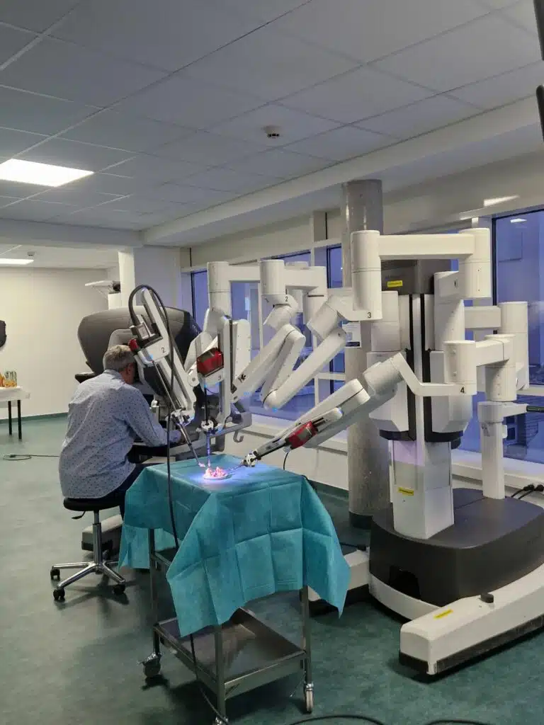 robot-da-vinci-chirurgien-hopital-prive-de-la-manche_01